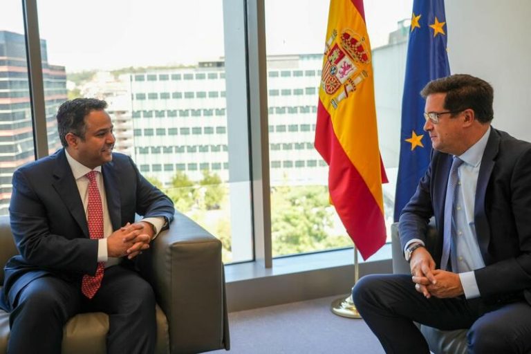 Teléfonos de España: el Gobierno español negocia con STC tras la demanda formal de los saudíes por el 9,9%