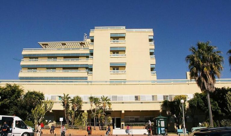 Una mujer y una bebé evacuadas al hospital tras el incendio de una vivienda en Marbella