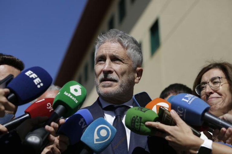Marlaska ordena el regreso a casa de los peticionarios de refugio en Barajas que afirman ser del Sáhara, sin respaldo legal