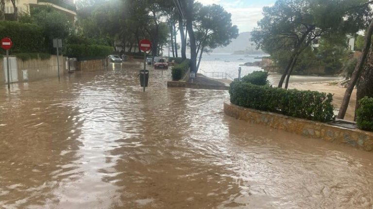 Las fuertes lluvias provocan inundaciones en la zona de Santa Ponça