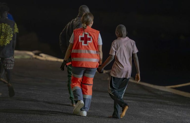El Gobierno de Canarias exige al Estado que atienda a los menores extranjeros