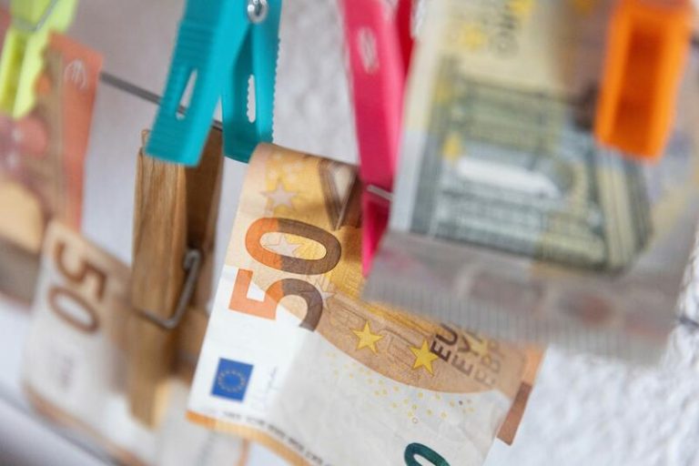 Las empresas se ahorran más de 3.000 millones de euros al año por las horas extras no pagadas