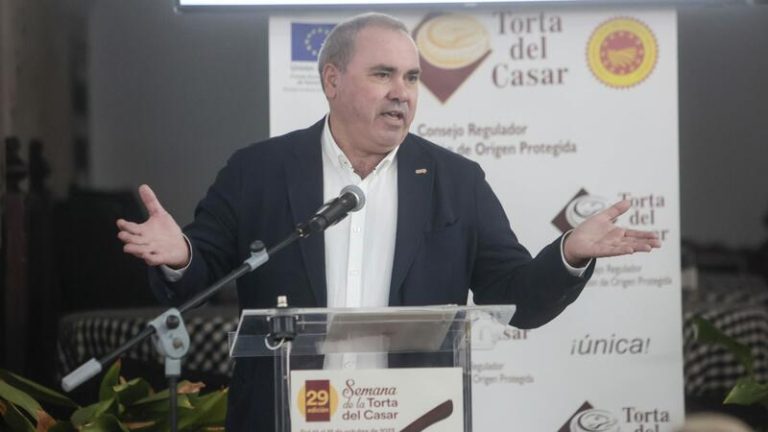La Torta del Casar, una joya quesera: Ángel Pacheco reelegido como presidente para seguir impulsando la marca.