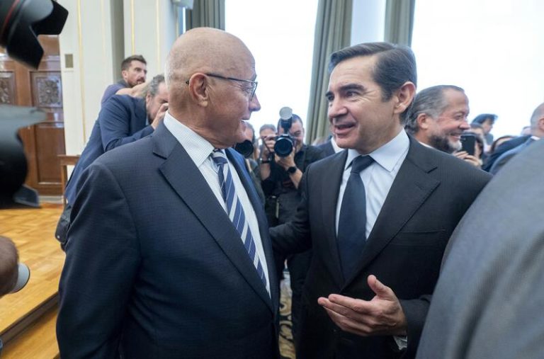 Reencuentro de pesos pesados: Torres y Oliu protagonizan un momento destacado en la ceremonia de Escrivá