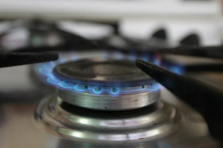 Siete de cada diez españoles modifican su rutina en el hogar para reducir el gasto energético