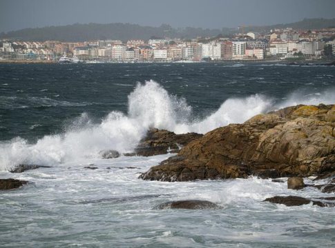 Aviso de la AEMET a 13 provincias por lluvia, viento y olas, con nivel naranja en Galicia Aviso de la AEMET a 13 provincias por lluvia, viento y olas, con nivel naranja en Galicia
