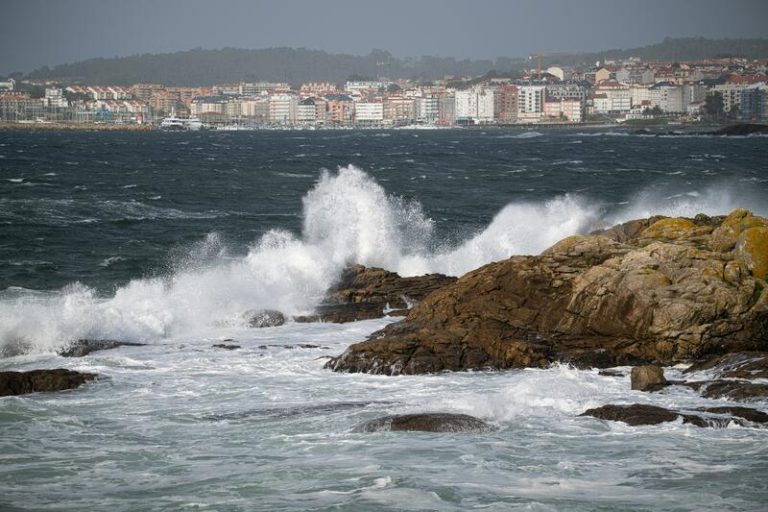 Aviso de la AEMET a 13 provincias por lluvia, viento y olas, con nivel naranja en Galicia