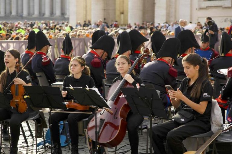 Una orquesta de jóvenes españoles con implante coclear tocan 'We Are The Champions' ante el Papa