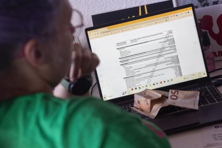 Los 'dircom' hombres acceden a posiciones directivas con un salario un 18% superior al de las mujeres, según un estudio