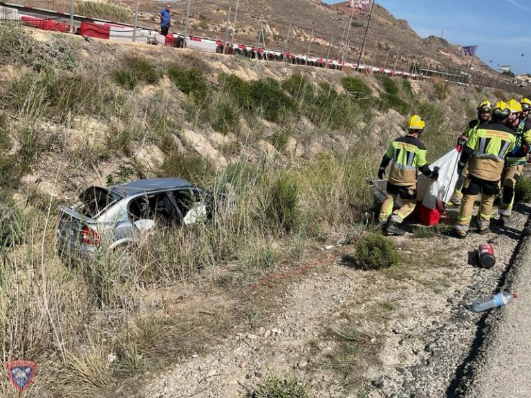Murió una conductora que viajaba en coche con sus nietos tras salirse de la vía en Garrucha