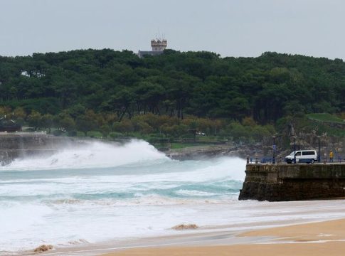 La borrasca Aitor activa la alerta en 25 provincias españolas La borrasca Aitor activa la alerta en 25 provincias españolas
