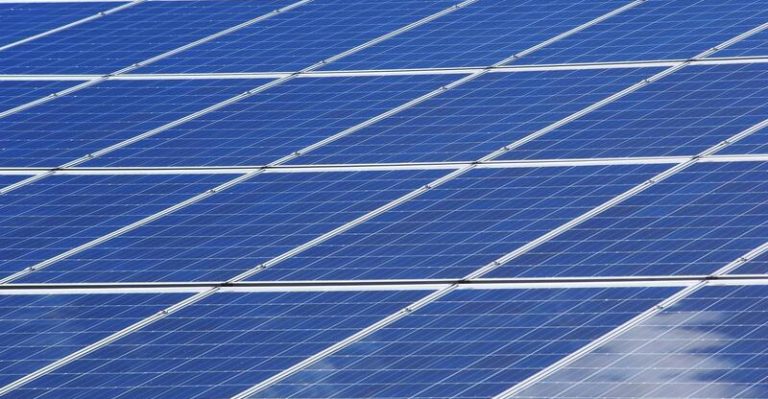 Bruselas expedienta a España y otros 25 países UE por no transponer normas para acelerar renovables