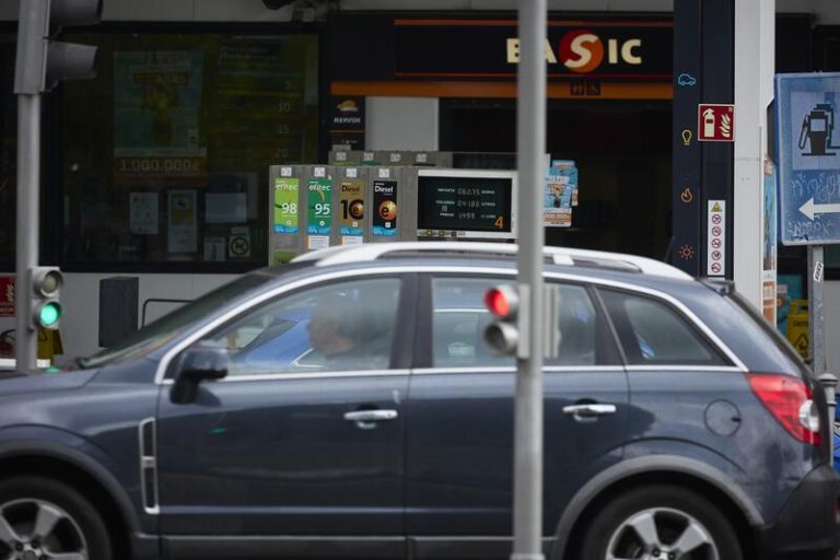 ¡Adiós al llenado caro! Los combustibles se derrumban casi un 9% y alcanzan mínimos históricos