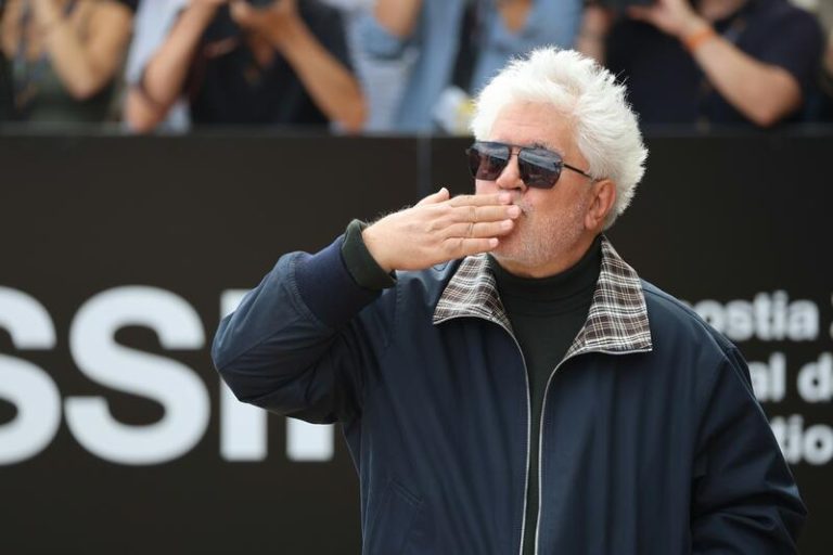Almodóvar abrazando a los recién llegados a España: 