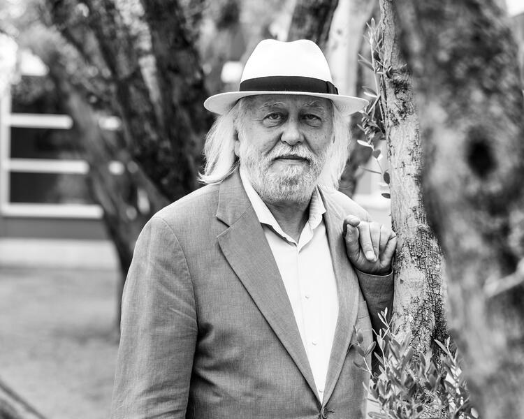 Krasznahorkai, Premio Formentor, critica que la extrema derecha ve a migrantes como 