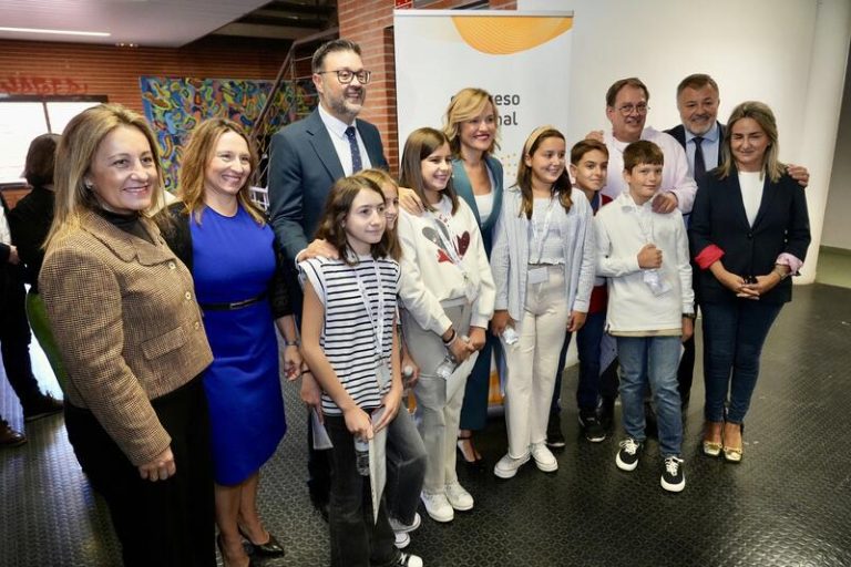 La locutora Alegría enamorada de la radio encandila a los estudiantes del colegio CEIP San Fernando en Cuenca.