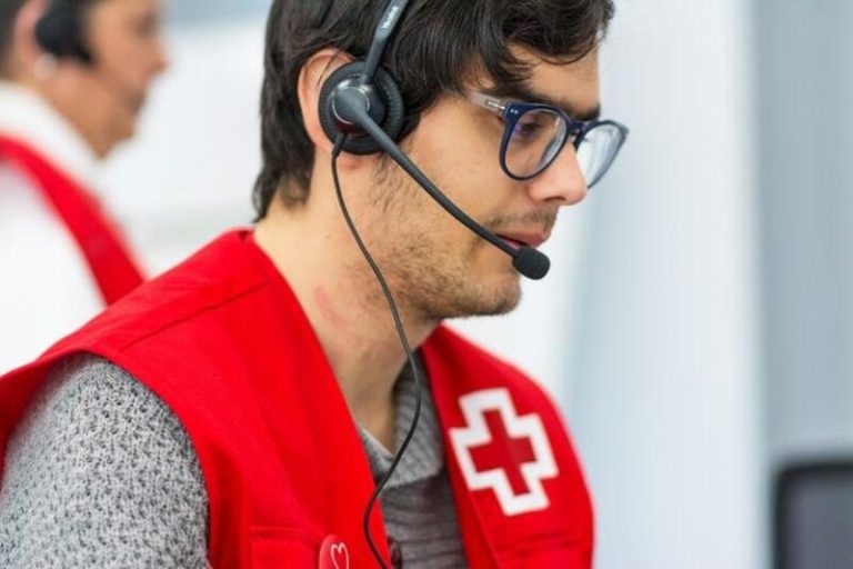 Cruz Roja atiende a 15.000 consultas y 3.000 peticiones de ayuda en su canal 'Te acompaña' contra la soledad no deseada