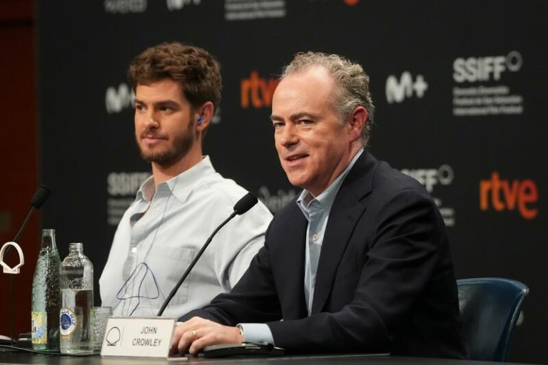 Crowley dice que el trabajo de Garfield y Pugh en 'We live in time' marcaron la 
