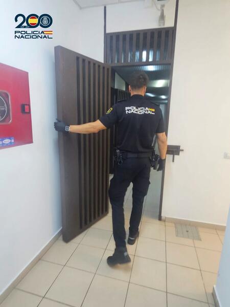 Un hombre es detenido en Mallorca tras golpear a un indigente que quería dormir en el rellano de su finca
