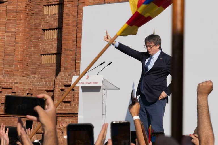 Puigdemont denuncia a quienes convierten la Generalitat en una oficina sin pulso político