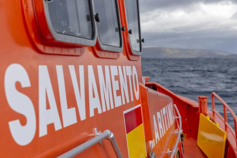Clavijo convoca una reunión de urgencia tras el naufragio de un cayuco cerca de El Hierro