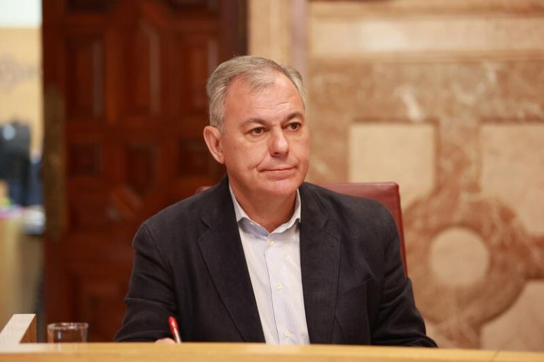 El alcalde de Sevilla señala a Puente por no dar a la ciudad el trato que merece y por no responder a su correspondencia