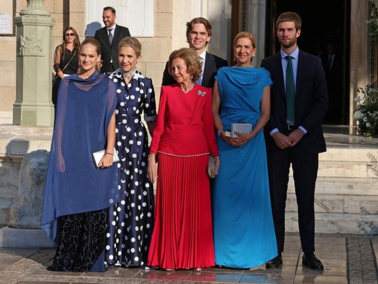 La Reina Sofía y sus hijas brillan con sus audaces elecciones de moda en la boda de Teodora de Grecia