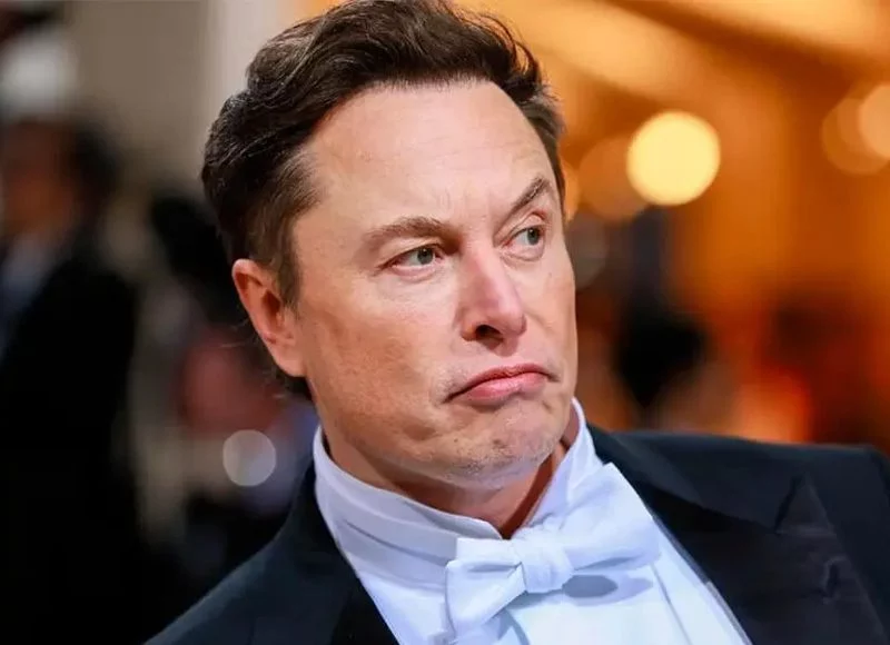 ELON MUSK CONTINUA CAMBIANDO X
