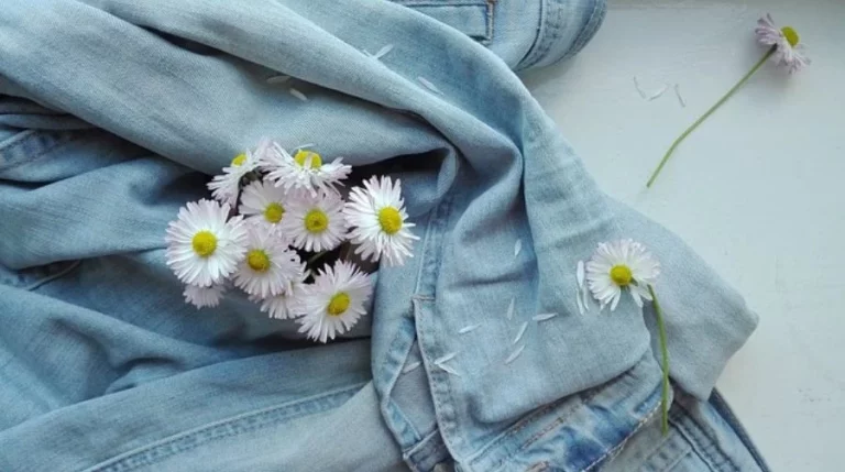 7 pantalones vaqueros rectos de Zara que se pueden llevar con zapatillas y sandalias