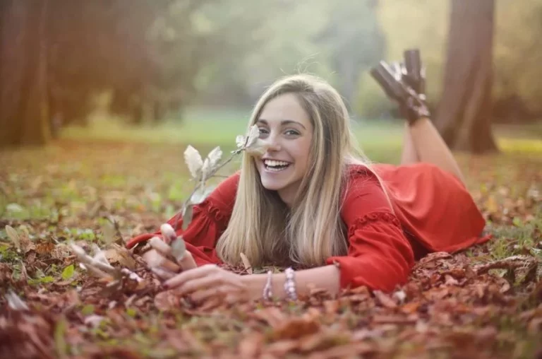 8 vestidos largos de Sfera para no pasar calor ni frío en septiembre y octubre