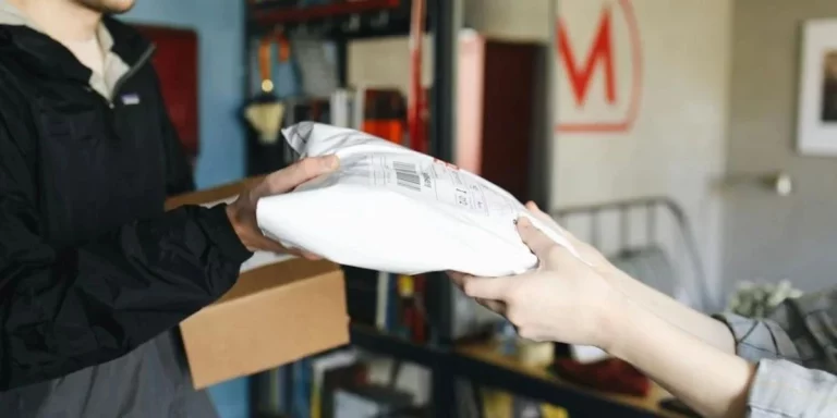 Alerta de estafa del paquete no solicitado: usuarios de Amazon, Shein, Temu y Aliexpress caen en el 'brushing'