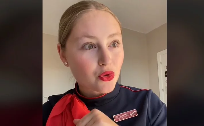 Azafata sobre los pantalones cortos para viajar