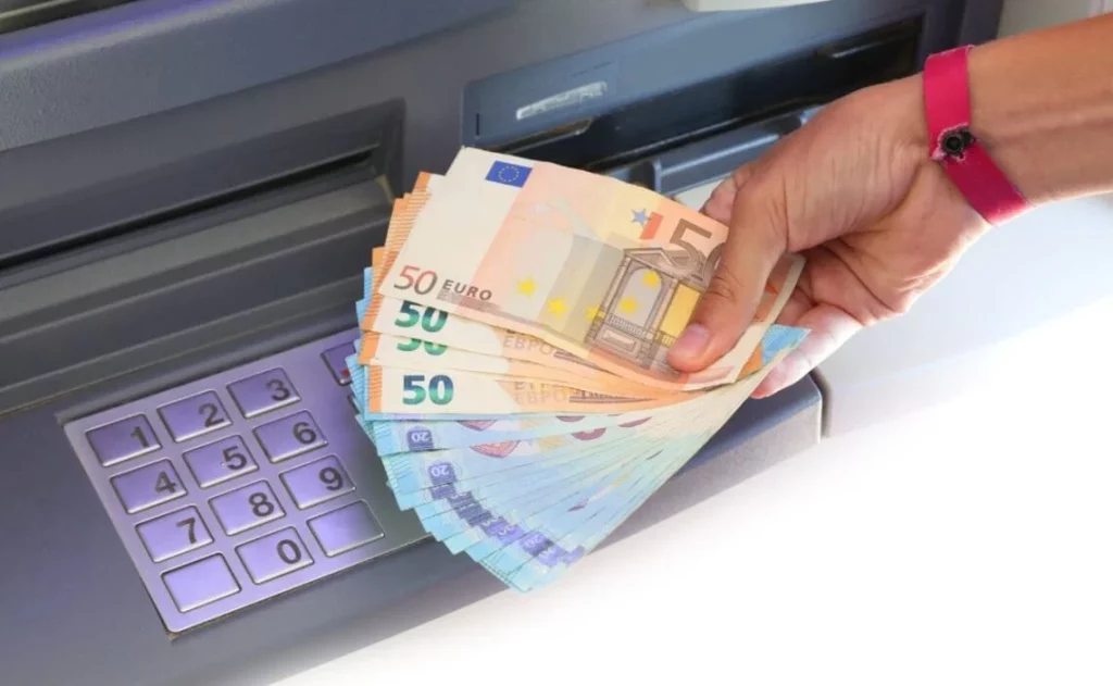 Lo que nunca debes hacer en un cajero: la Guardia Civil desvela los errores que te hacen vulnerable 114 La Guardia Civil apuesta por la prevención como mejor defensa