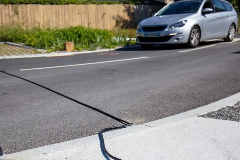 Qué son los cables negros de la DGT que cruzan la carretera por el asfalto