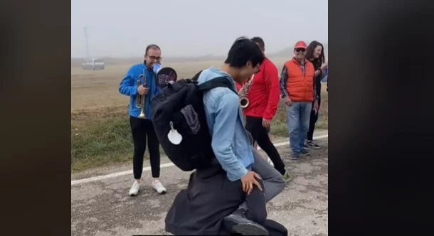 La sorpresa que se llevó en Burgos un chino que hacía el Camino de Santiago 1 Chino en Burgos camino a Santiago