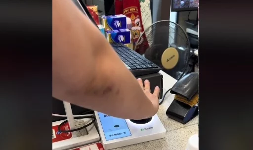 Un chino enseña en TikTok cómo pagan con cualquier parte del cuerpo en China 3 Chino muestra como pagan con una parte del cuerpo en China