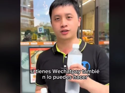 Chino muestra como pagan con una parte del cuerpo en China1 Chino muestra como pagan con una parte del cuerpo en China.