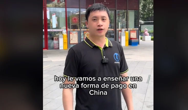Un chino enseña en TikTok cómo pagan con cualquier parte del cuerpo en China 1 Chino muestra como pagan con una parte del cuerpo en China.