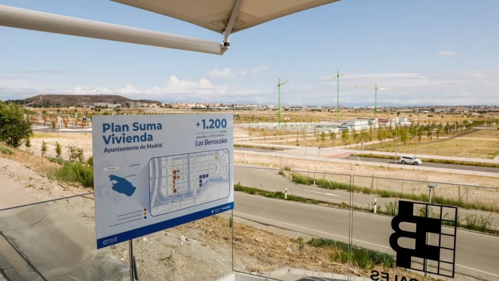 Colaboración público-privada: el Ayuntamiento de Madrid cede terrenos a constructoras para agilizar la creación de viviendas asequibles bajo acuerdos de gestión temporal