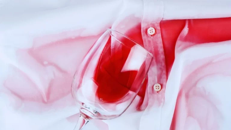 Cómo eliminar las manchas de vino con ingredientes que tienes en casa