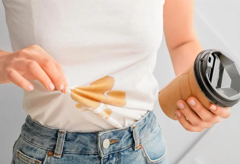 Cómo limpiar manchas de café en menos de 5 minutos