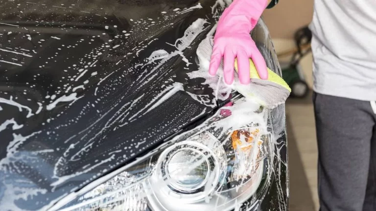 Cuántos litros de agua gasta lavar el coche en casa o en un túnel de lavado