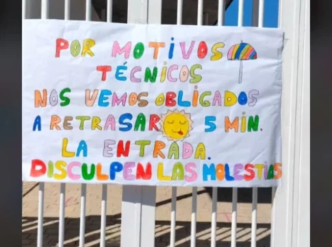 Curioso recibimiento de profesores a alumnos Curioso recibimiento de profesores a alumnos