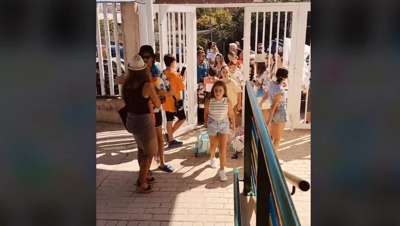 Unos profesores en Córdoba protagonizan la vuelta a clase más viral 1 Curioso recibimiento de profesores a alumnos