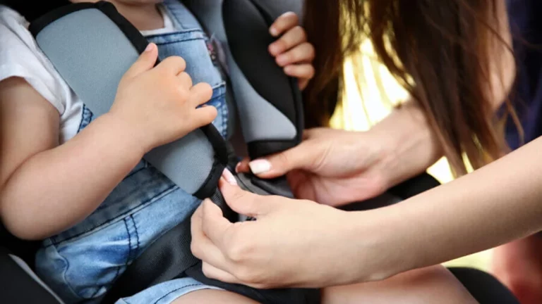 La DGT avisa de la nueva normativa sobre las sillas infantiles en los coches