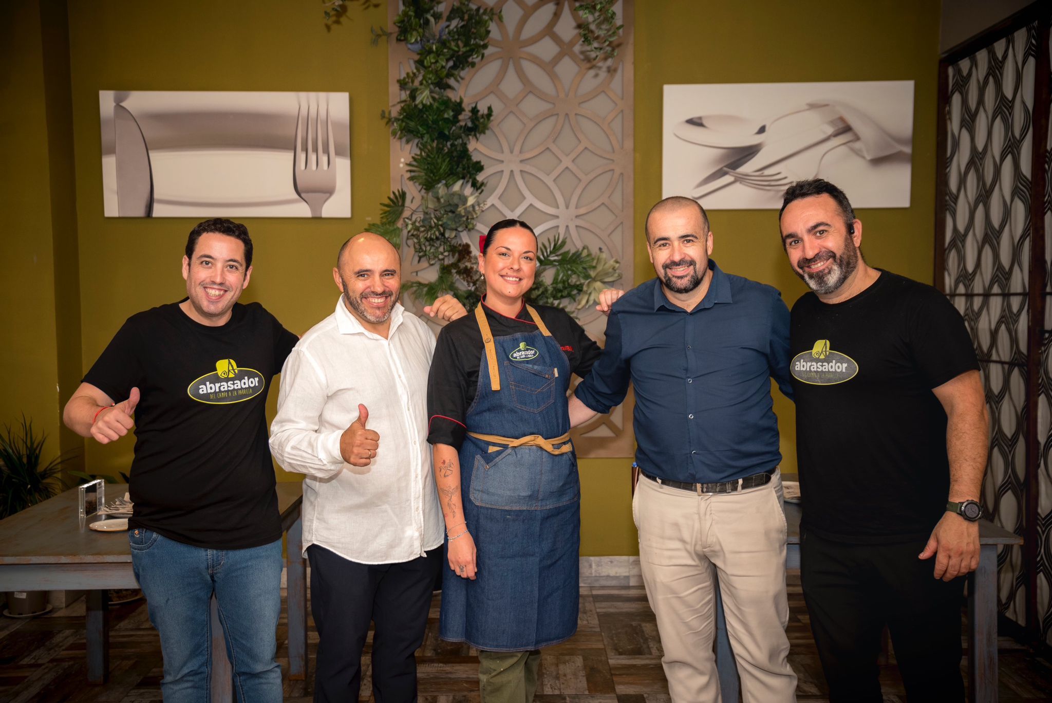 El Laurel de Miguel en Ubrique apuesta por la carne Abrasador como raíz de su oferta gastronómica 1 De izquierda a derecha Javier Molina metre y sumiller de Grupo Abrasador Julio Ramrez CEO Grupo Abrasador Victoria y Miguel responsables de Abrasador el Laurel y Carlos Torres chef asesor Grupo Abrasador