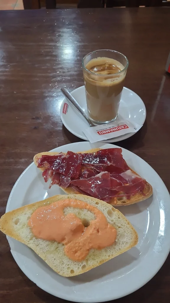 Este desayuno de 2,60 euros en Sevilla ha dejado de piedra a todo el mundo 2 Desayuno bueno y barato en Sevilla
