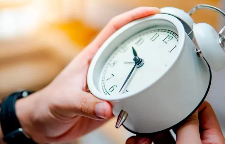 El día en el que se cambia la hora al horario de invierno: ¿se adelanta o se atrasa?