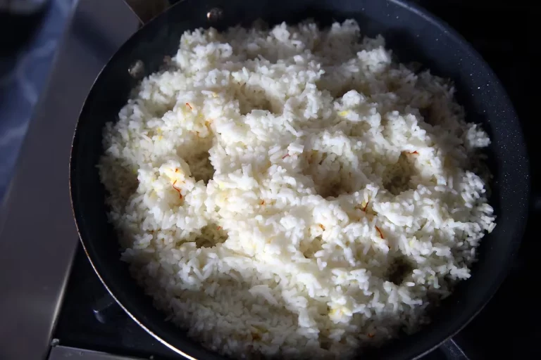 He encontrado los mejores trucos de arroz esponjoso (y nunca volverás a comer arroz pegajoso)