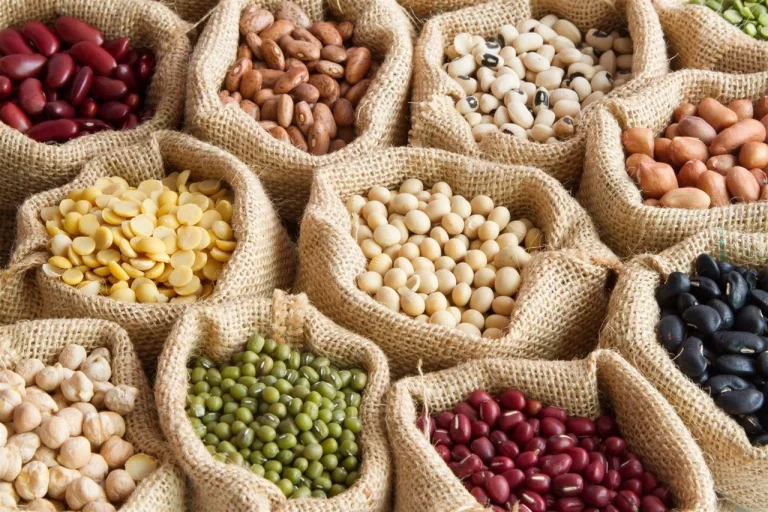 Ensalada de garbanzos con granada y otras 3 recetas con legumbres para el frío que viene
